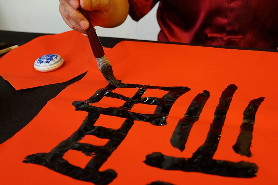 kaligrafi Cina, estetis, ekspresi artistik, lingkungan budaya Cina yang sangat terhormat, tangan manusia, bagian tubuh manusia, tangan, kaligrafi, memegang, satu orang
