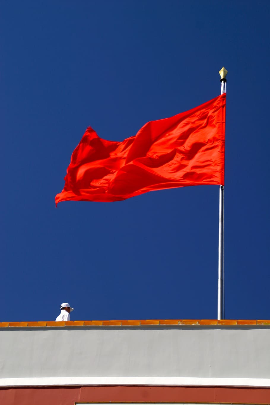 vermelho, bandeira, acenando, pólo, azul, céu, socialismo, mastro de bandeira, vibração, golpe