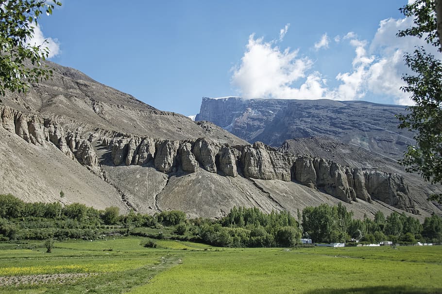 tajiquistão, província de mountain-badakhshan, vale de pandsch, rocha, penhasco, paisagem, montanhas, nuvens, céu, área de fronteira