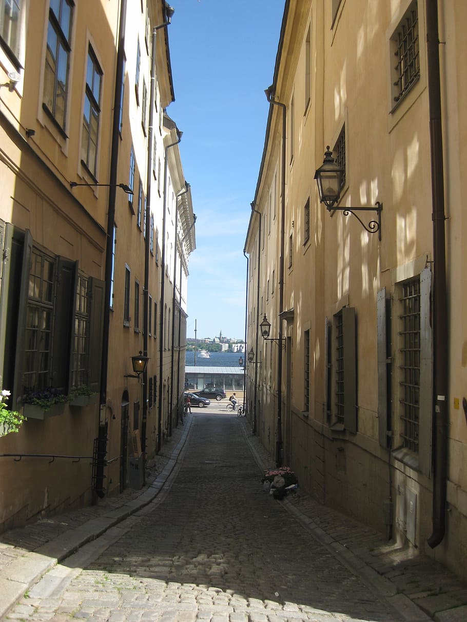 stockholm, gamla stan, old town, alley, sun, facade, window, home, building, architecture