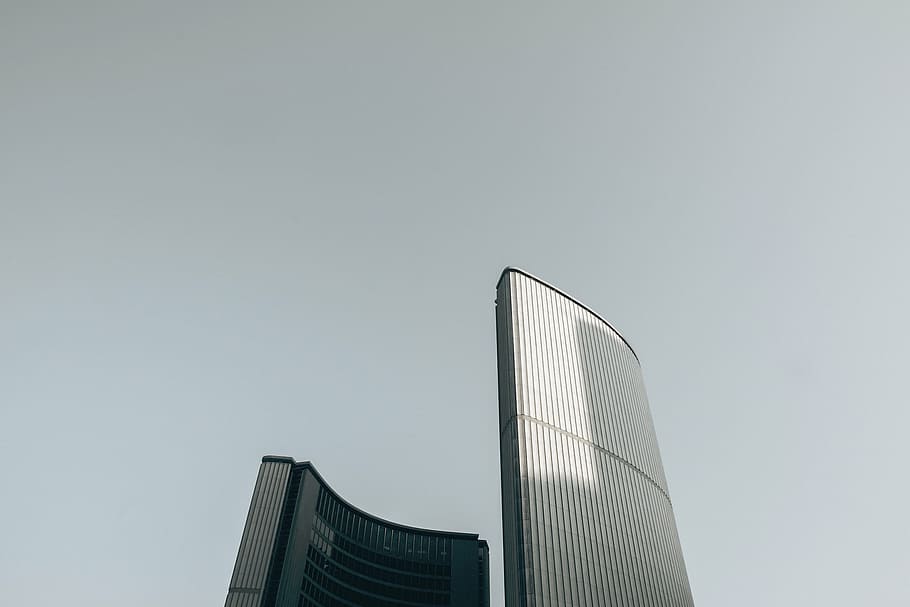 vista de gusano, gris, concreto, edificio, edificios, ciudad, urbano, arquitectura, rascacielos, cielo