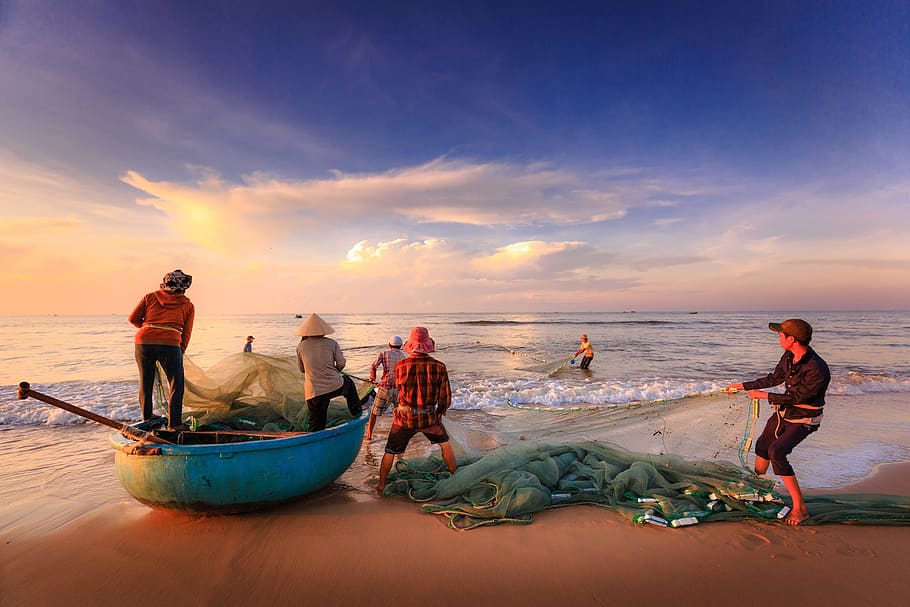 pescador a orilla del mar, los pescadores, la pesca, el trabajo, el mar, el pueblo pesquero, la red de arrastre, el coracle, la pesca de malla, el amanecer