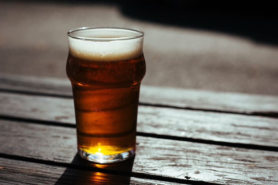 cerveja, cheio, claro, copo bebendo, bebendo, vidro, mesa, fermentação, bebida alcoólica, álcool