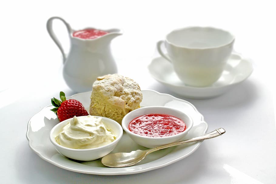 white, ceramic, plate, saucer, soup, strawberry, bread, muffins, cup cake, cake