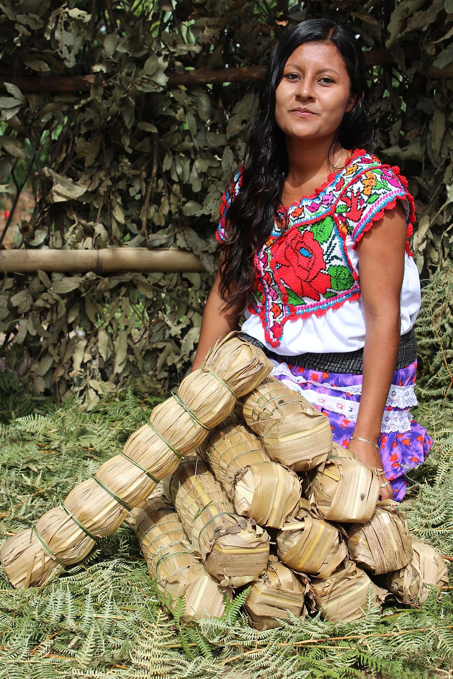 mujer cerca del árbol, Mujeres, Chatino, Indias, Oaxaca, Pobreza, ropa tradicional, indígena, mantón, México