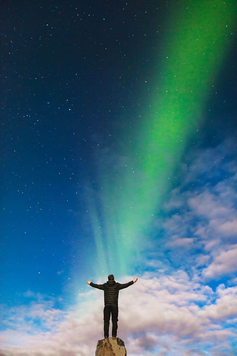 hombre, de pie, marrón, formación rocosa, aurora boreal, durante el día, aurora, verde, ligero, atmósfera