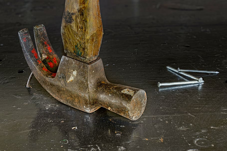 martelo de garra marrom, martelo, pregos, foco empilhado, ferramenta, construção, trabalho, equipamento, carpintaria, madeira