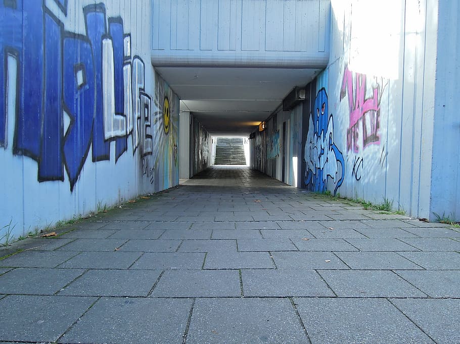 pasillo de concreto blanco, paso subterráneo, paso subterráneo de ferrocarril, concreto, infierno, lejos, luz, escaleras, pasaje, graffiti