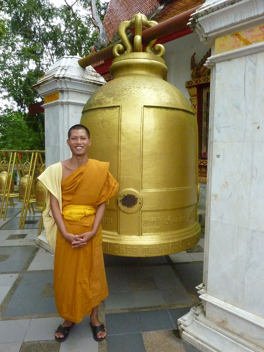 biksu buddha, thailand, bel, satu orang, melihat kamera, potret, panjang penuh, orang sungguhan, tampilan depan, berdiri