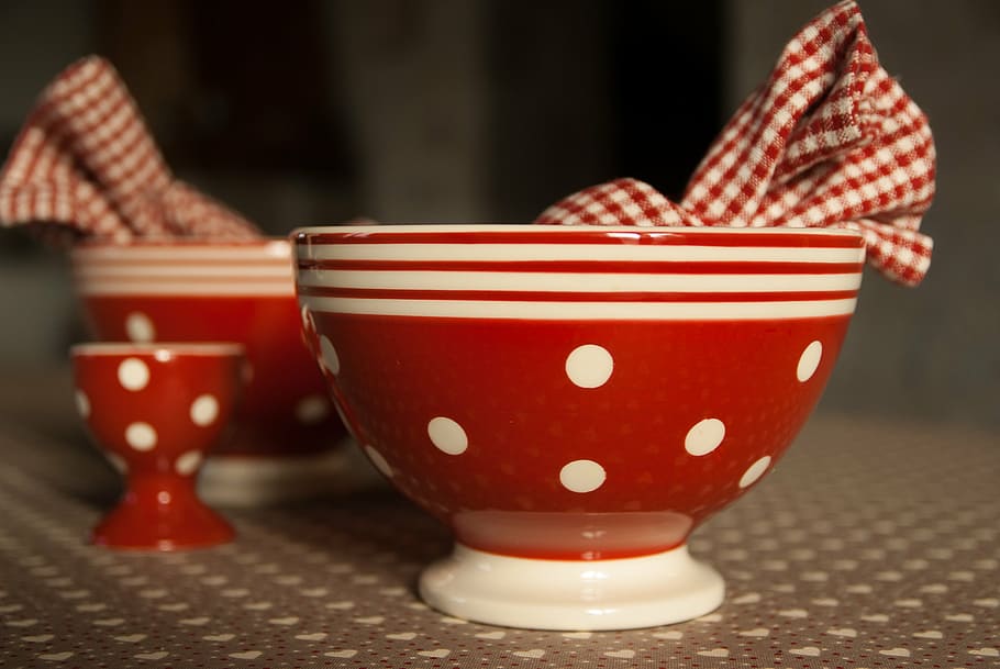 fotografia de close-up, vermelho e branco, bolinhas, cerâmica, tigelas, tigela, toalha, café da manhã, taça para ovo, vermelho