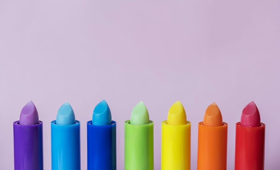 foto de primer plano, lápices labiales de colores variados, lápiz, crayón, composición, fila, arco iris, accesorio, fondo, bálsamo