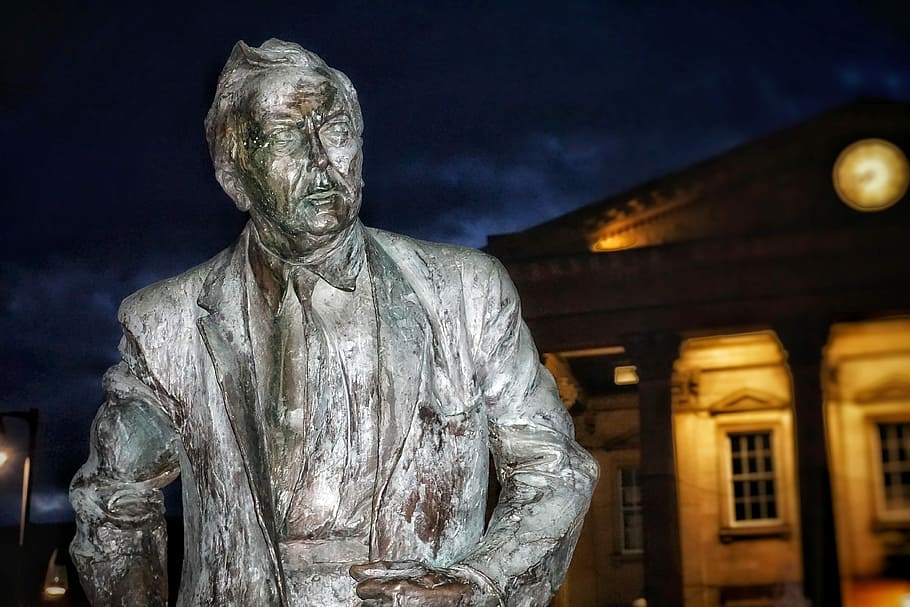 Estatua, Harold Wilson, británico, primer ministro, noche, iluminado, vista de ángulo bajo, adulto, espeluznante, escultura