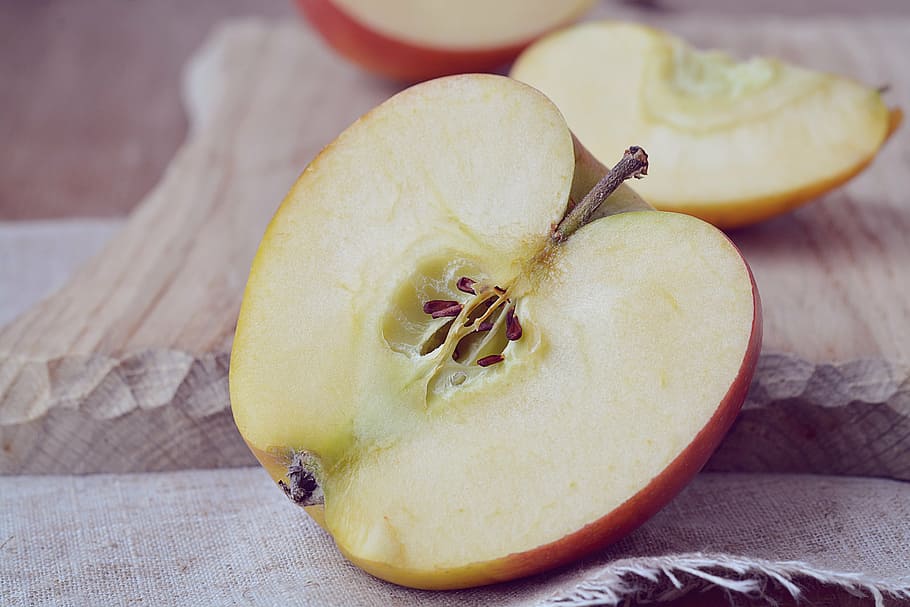 foto, fatia, fruta da maçã, maçã, bio maçã, reduzir, cortar ao meio, maçãs cortadas ao meio, placa de corte, placa de madeira
