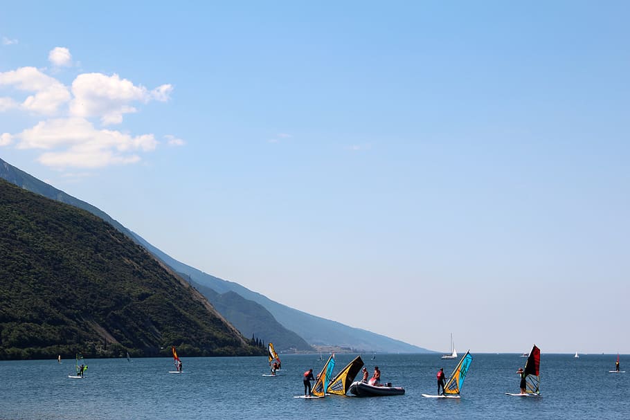 garda, italia, lago, paisaje, montañas, deportes acuáticos, deporte, surfista, windsurf, vela