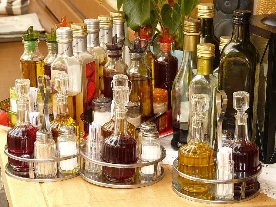 lote de botellas de vidrio de colores variados, beige, superficie, sal, pimienta, vinagre, aceite, salero, botella, botellas