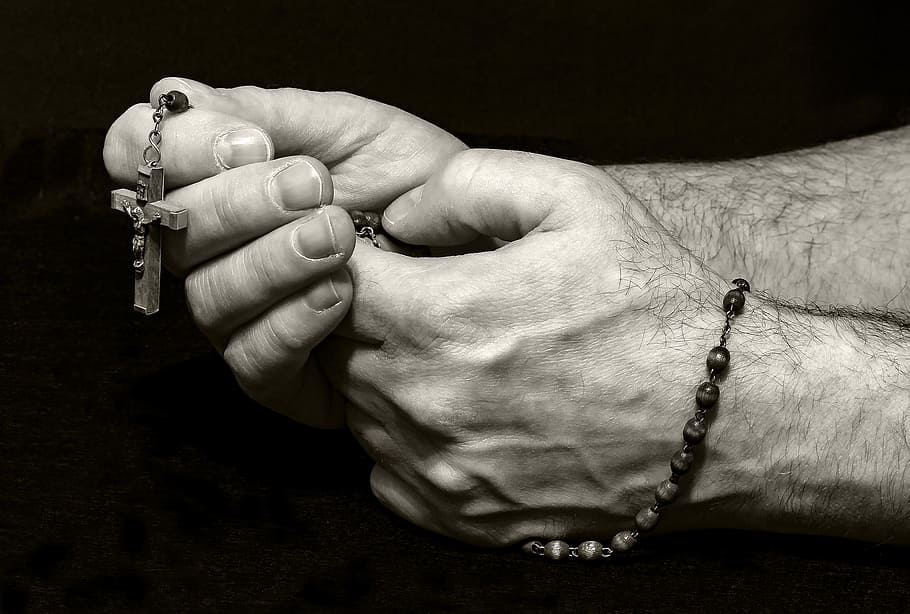 fotografi grayscale, orang, memegang, rosario, grayscale, fotografi, doa, berdoa, tangan, agama