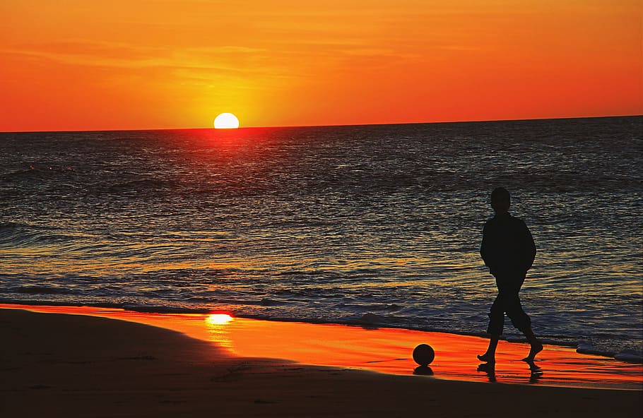 силуэт, человек, гулять пешком, берег, мяч, закат солнца, фотография, берег моря, горизонт, море