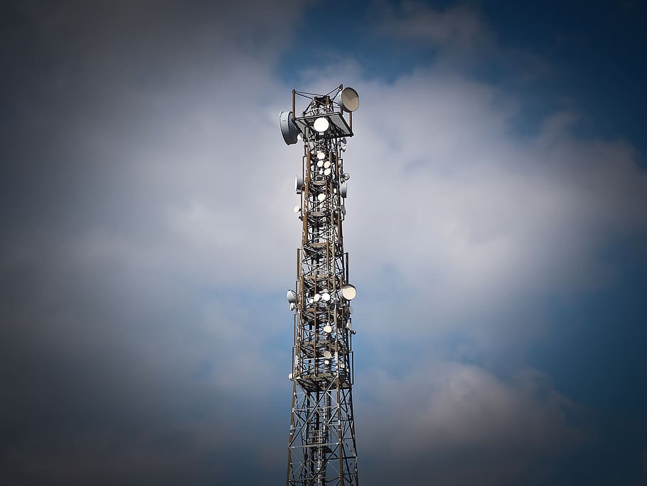 衛星塔, 雲の背景, ラジオ塔, ラジオ, アンテナ, アンテナマスト, 受信, 通信, 無線技術, 無線中継