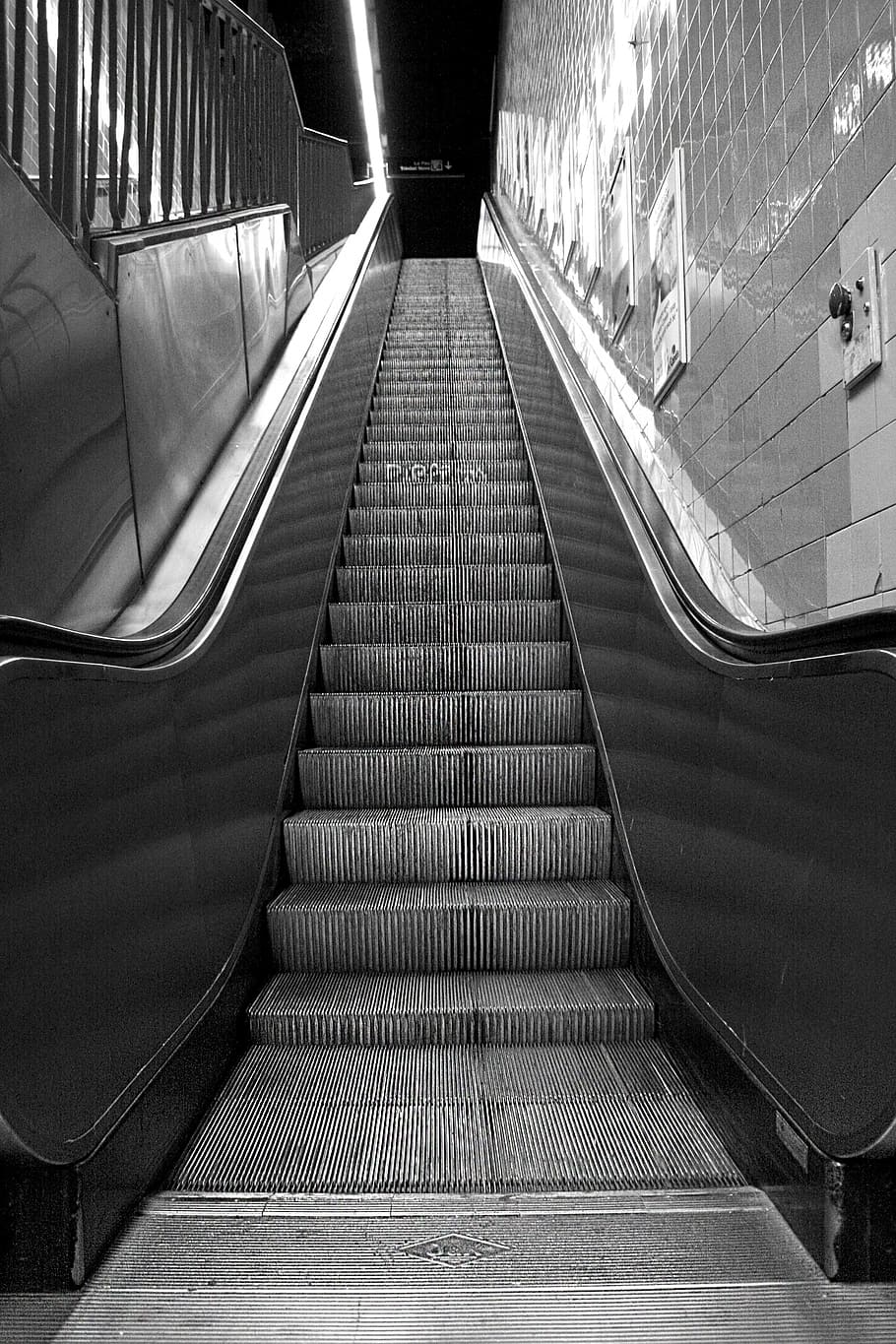 foto em escala de cinza, escada rolante, subterrâneo, metrô, cidade, metro, transporte, moderno, estação, urbano