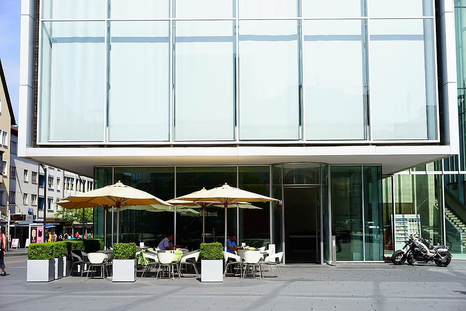 patio table, chairs, outside, building, kunsthalle weishaupt, ulm, kusthalle, architecture, glass, glass facade