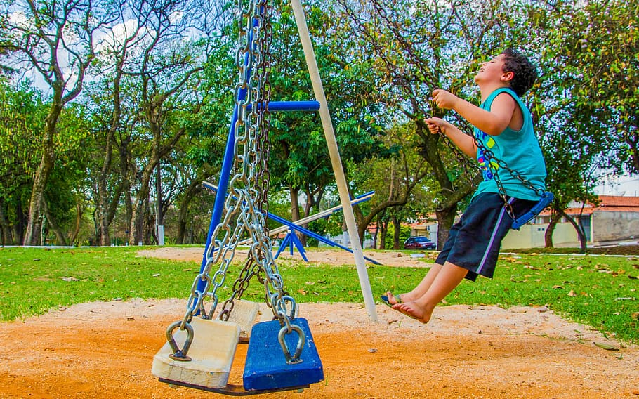 menino, montando, balanço playground, equilíbrio, criança, pátio recreio, dia crianças, comprimento total, uma pessoa, playground