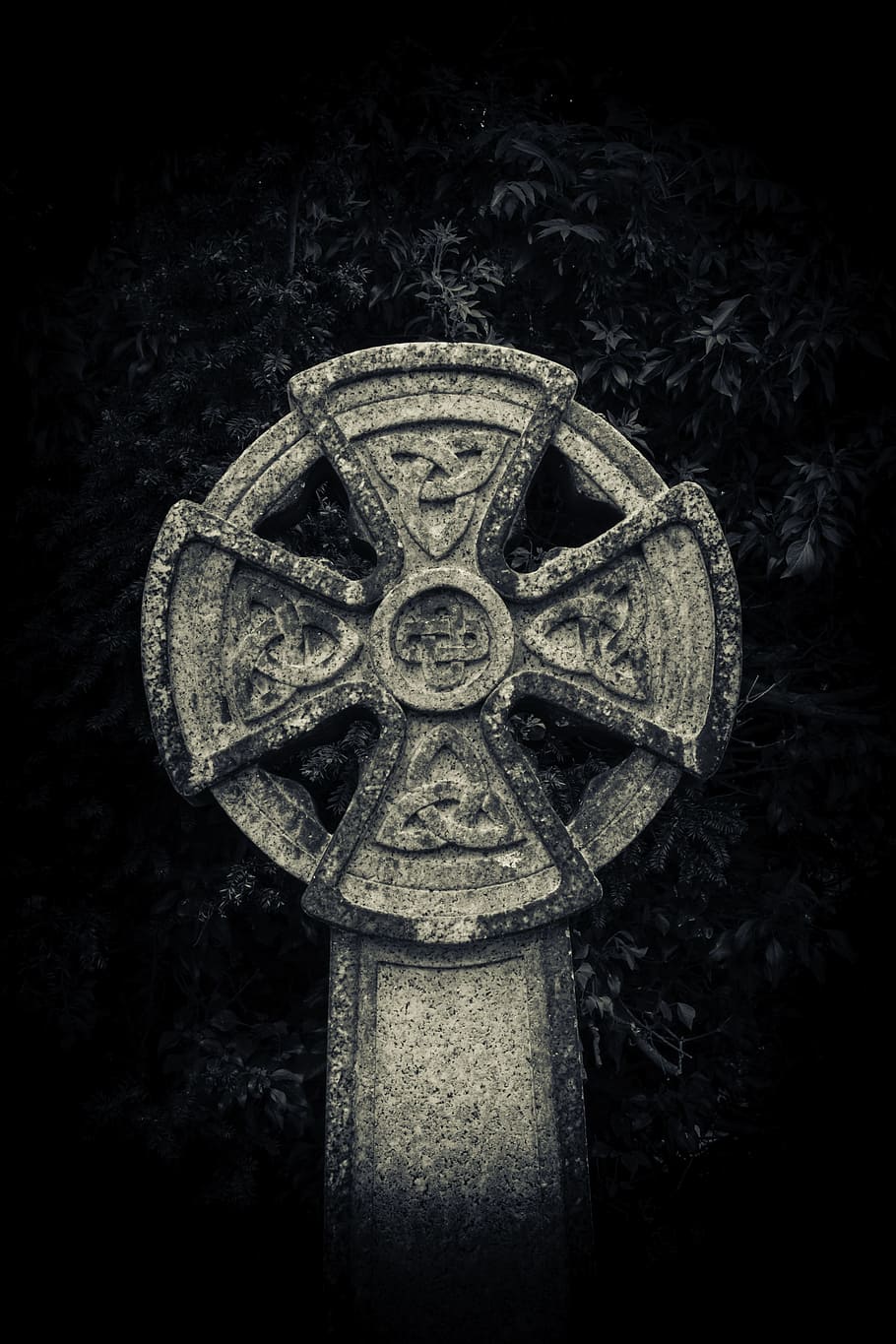 round, gray, concrete, pedestal, stand, plant, daytime, celtic cross, grave, cemetery