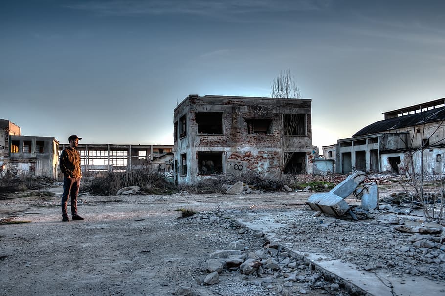hombre, de pie, 2 pisos, hormigón, edificio, HDR, área destruida, antigua fábrica, desolado, área abandonada