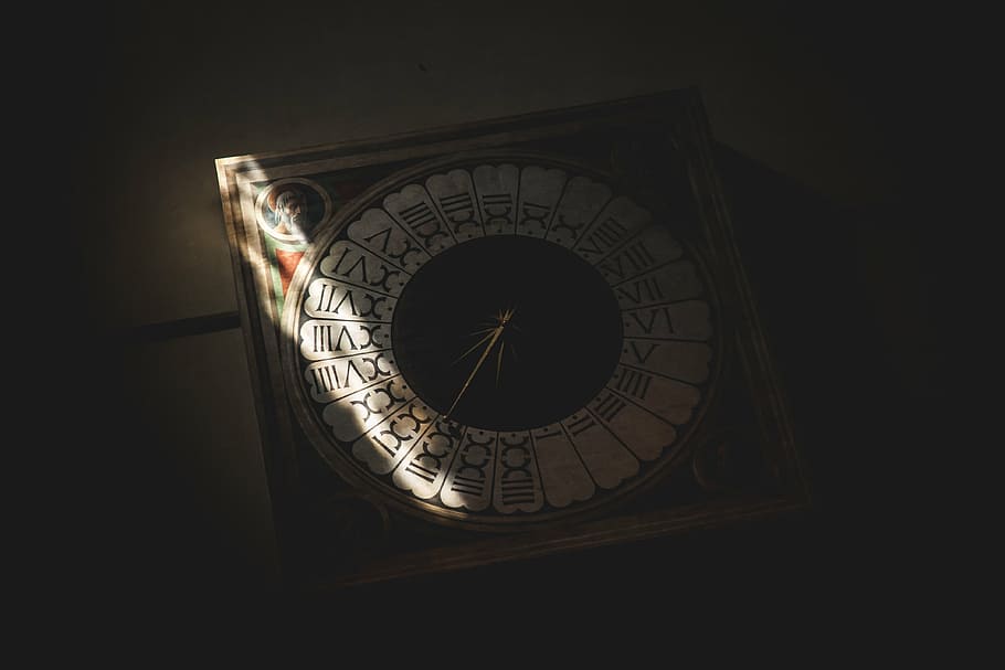 marrom, branco, relógio analógico, luz, romano, numerais, relógio, tempo, escuro, ninguém