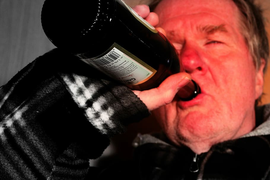 homem, vestindo, preto, Casaco zip-up bebendo, branco, rotulado, garrafa de vidro, Homem de preto, jaqueta, cerveja
