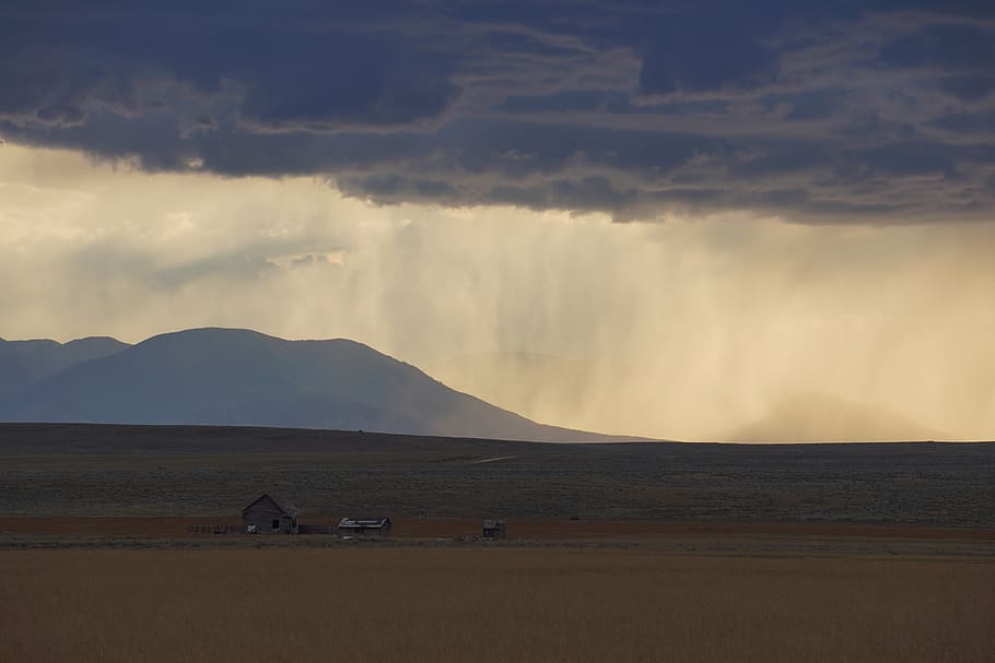 Montana, país de cielo grande, espacios abiertos, tormenta, nubes, montañas, viajando a través de la historia, salvaje, montaña, lluvia