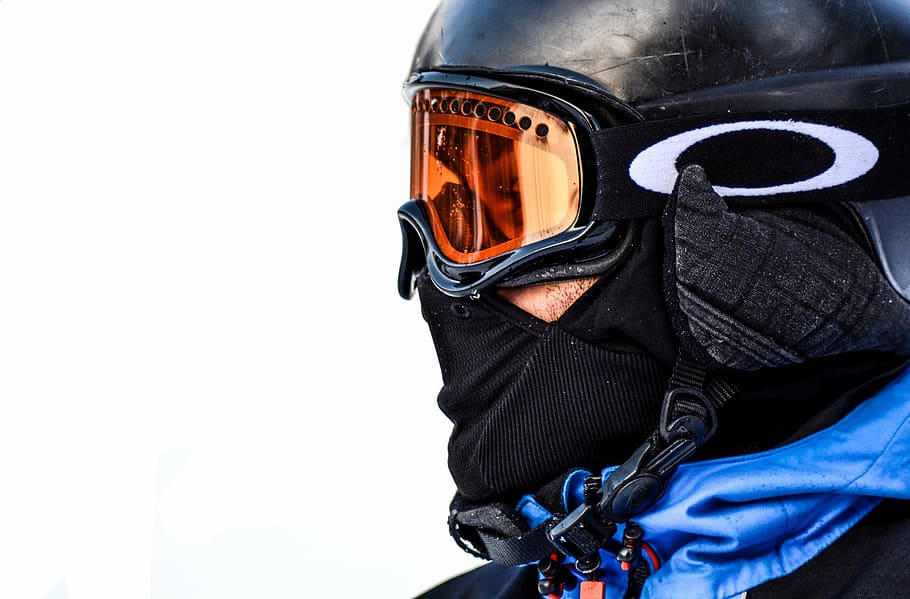 pessoa, vestindo, laranja, óculos de neve Oakley, preto, quadro, snowboard, homem, inverno, neve