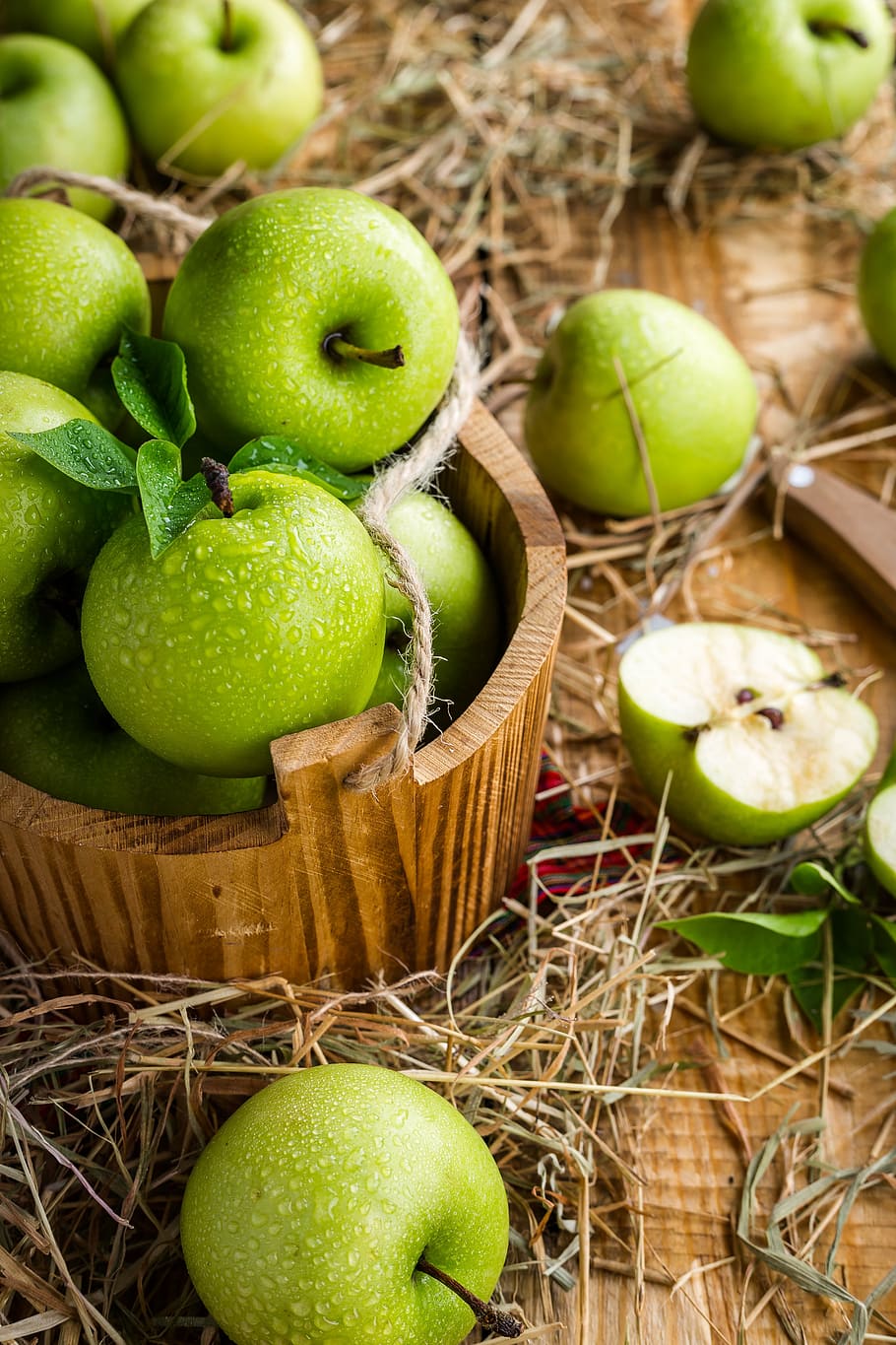 green, apples, shallow, focus lens, apple, fruit, table, summer, harvest, ripe