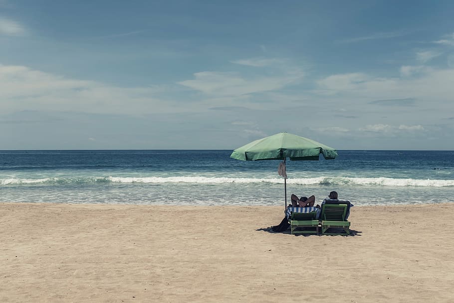 dois, pessoas, descanso, praia, pessoa, sentado, espreguiçadeira, galpão, verde, guarda sol