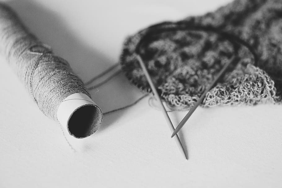 hecho a mano, tejido de punto, seda, puntada, lana, hilo, primer plano, arte y artesanía, interiores, enfoque selectivo