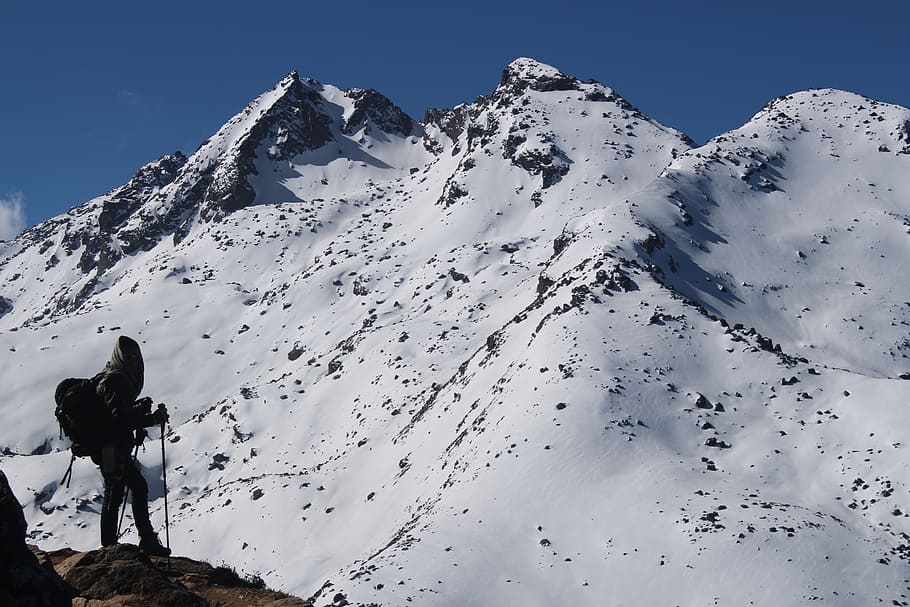 viajero, vistiendo, atuendo, sosteniendo, palo, al lado, montaña, durante el día, nepal, trekking