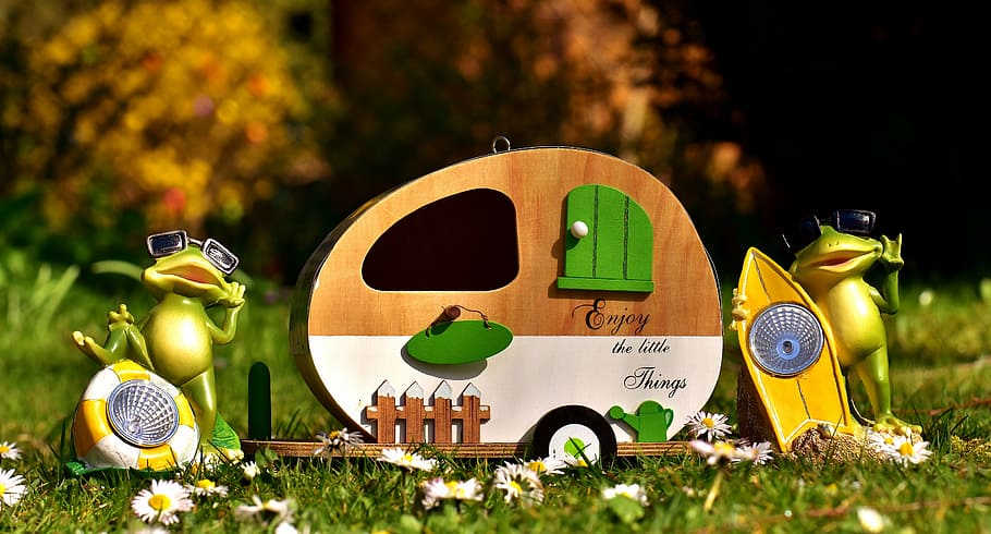 trailer, frog figurines garden decors, holidays, holiday, frogs, funny, figures, travel, mobile home, camping holidays