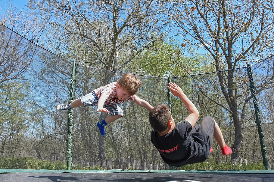 dua, anak-anak, bermain, trampolin, kesenangan, outdoor, melompat, anak-anak bermain, bahagia, muda