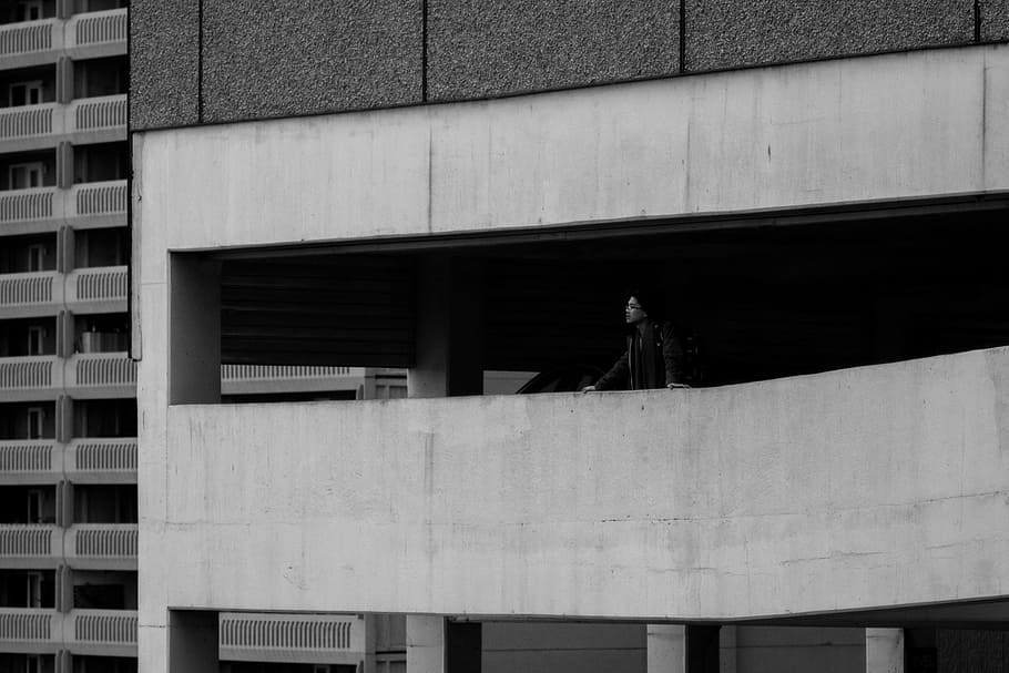 hombre, en pie, edificio, escala de grises, foto, hormigón, estacionamiento, chico, mirando, ciudad