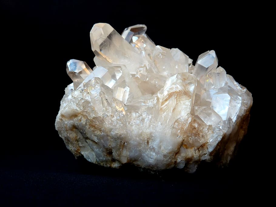 adorno de cuartos claros, cristal de roca, claro a blanco, parte superior de gema, trozos de piedras preciosas, vidrioso, transparente, translúcido, brillante, parcialmente nublado