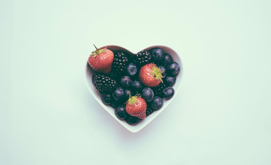 fotografia de comida, preto, bagas, morangos, tigela de forma de coração, forma de coração, tigela, fruta, comida, frescura