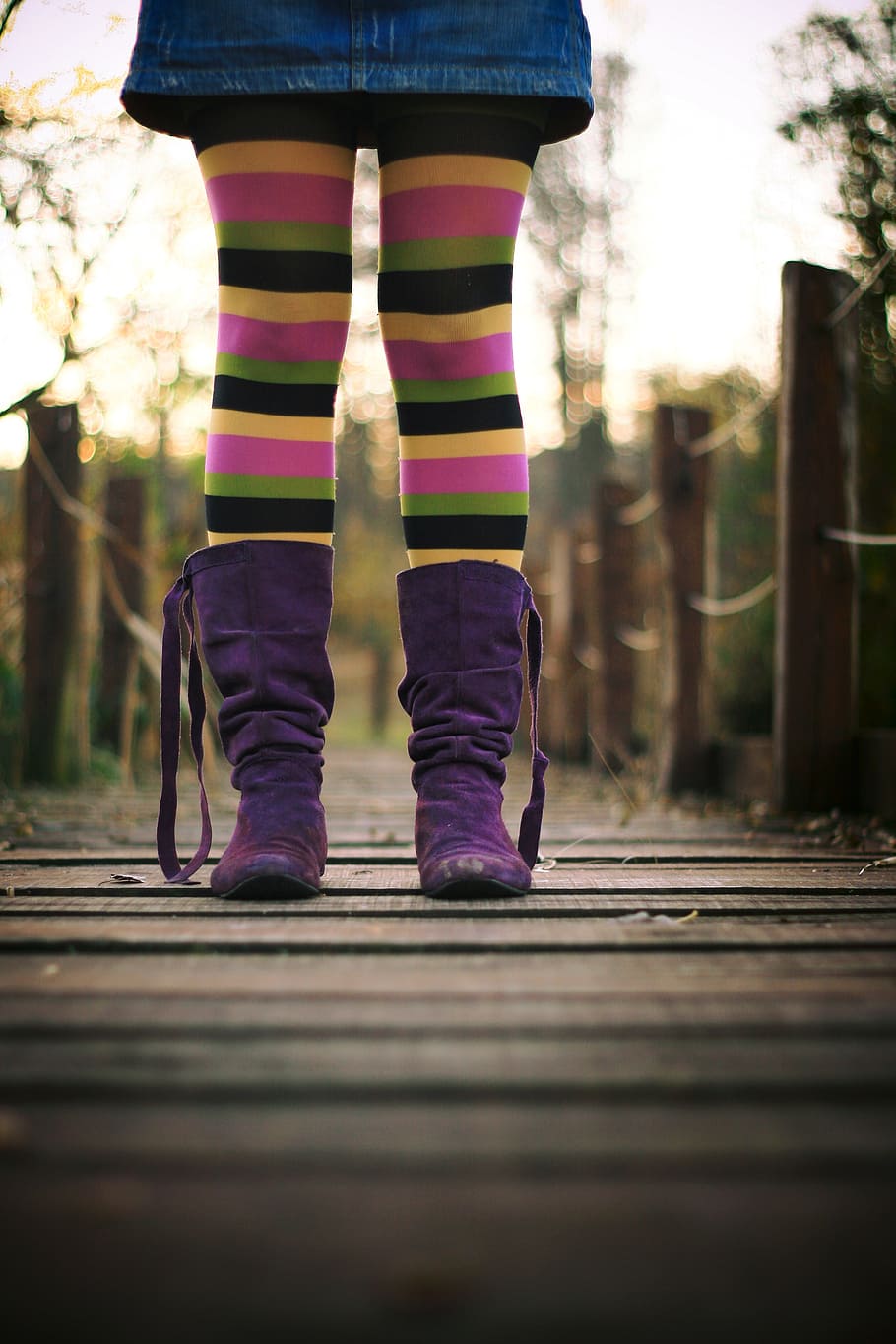 persona, vistiendo, púrpura, botas, pantalones de rayas, de pie, muelle, pies, niña, falda
