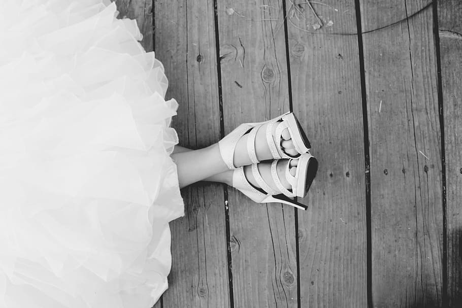 foto en escala de grises, par, tacones de aguja abiertos, zapatos, vestido de novia, blanco, negro, boda, novia, vestido