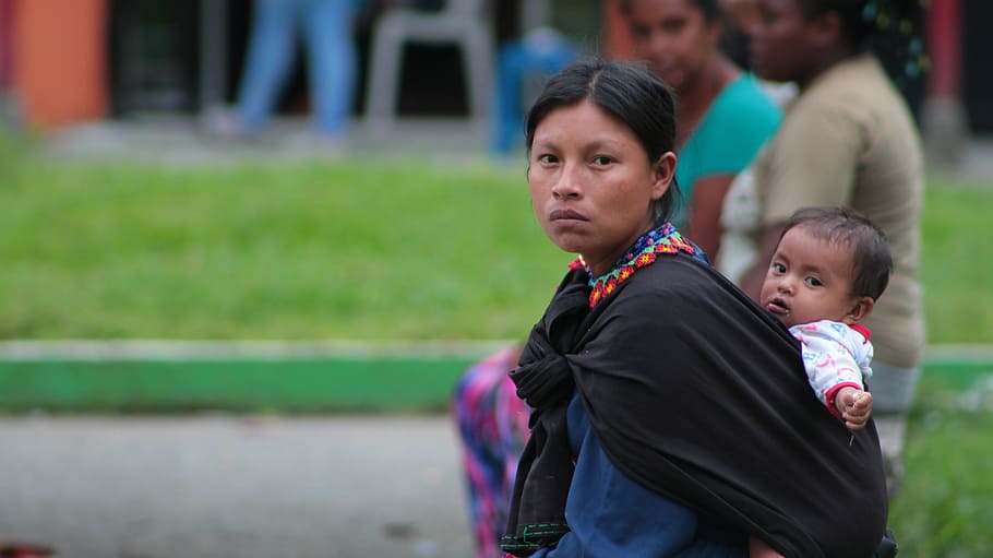 mulher, carregando, bebê, voltar, Indígena, Chamí, Risaralda, Pessoas, Colômbia, mulheres