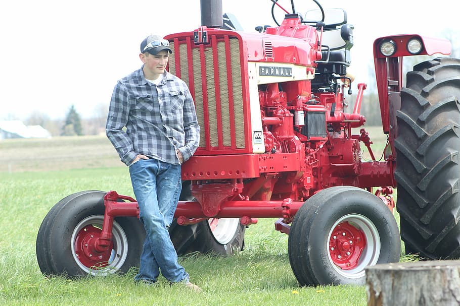 manusia, berdiri, di samping, merah, traktor, di luar ruangan, petani, country boy, pertanian, ladang