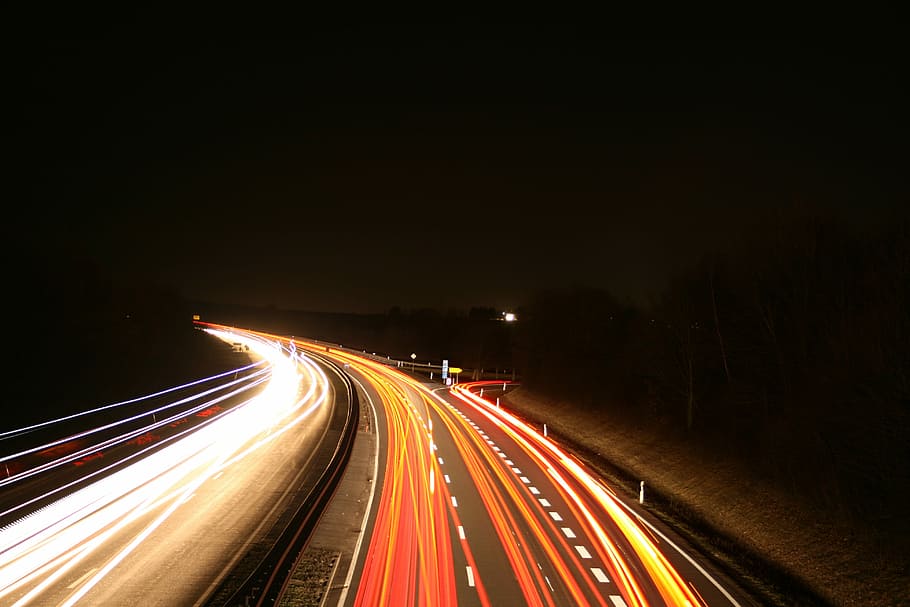 fotografía de lapso de tiempo, autos, pasando, autopista, noche, tráfico, carretera, movimiento, foco, trazador