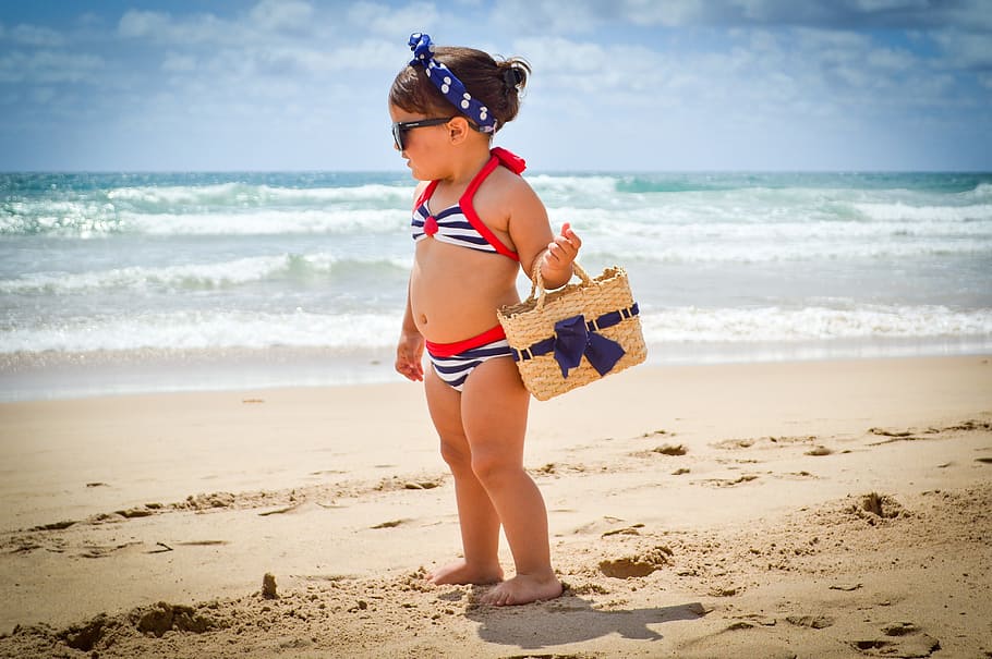 niña, llevando, beige, cesta de mimbre, orilla de la playa, durante el día, modelo, niño, playa, infantil