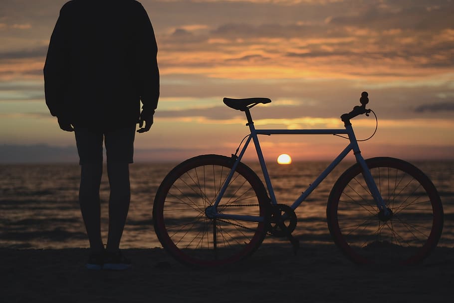 Hombre, de pie, bicicleta de cama, orilla del mar, persona, playa, mirando, puesta de sol, silueta, foto