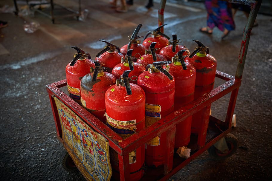 Vietnam, Hanoi, calle, extintor de incendios, Rojo, comida y bebida, vista de ángulo alto, gran grupo de objetos, enfoque en primer plano, alimentación saludable