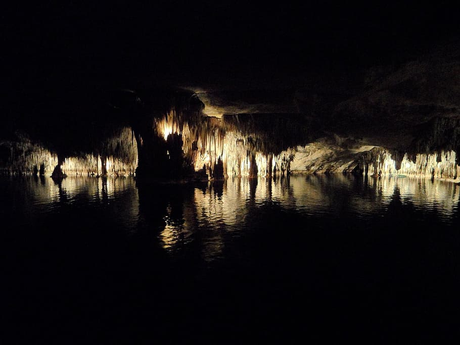 gua, sarang naga, mallorca, stalagmit, speleothem, stalaktit, eksplorasi gua, pencahayaan, misterius, hitam
