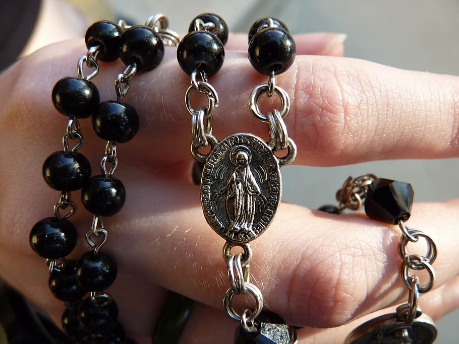 orang yang memegang rosario, gereja, rosario, agama, kristen, katolik, iman, perhiasan, kalung, mode